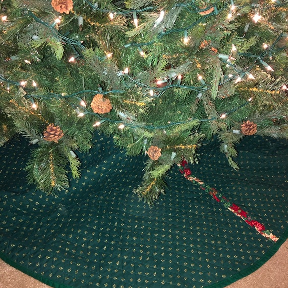 Beautiful Christmas Tree Skirt - Picture 5 of 6